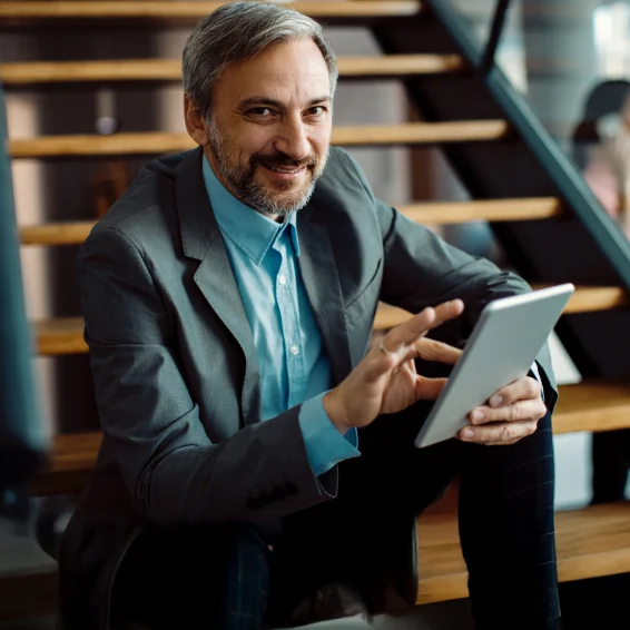 Responsable comercial revisando en la tablet la información de un cliente